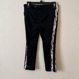 GAP FIT BLACK WORKOUT/LEGGINGS/CAPRi With  WHITE ACCENT STRIP ON SIDE, S